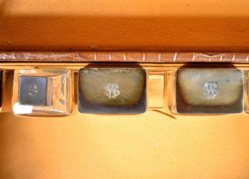 A FINE CROCODILE LEATHER VANITY SUITCASE BY ADIE BROS BIRMINGHAM WITH MONOGRAMMED 'WS' SILVER MOUNTED JARS A HIP FLASK ACCESSORIES 193638 - ADDITIONAL PHOTO 10