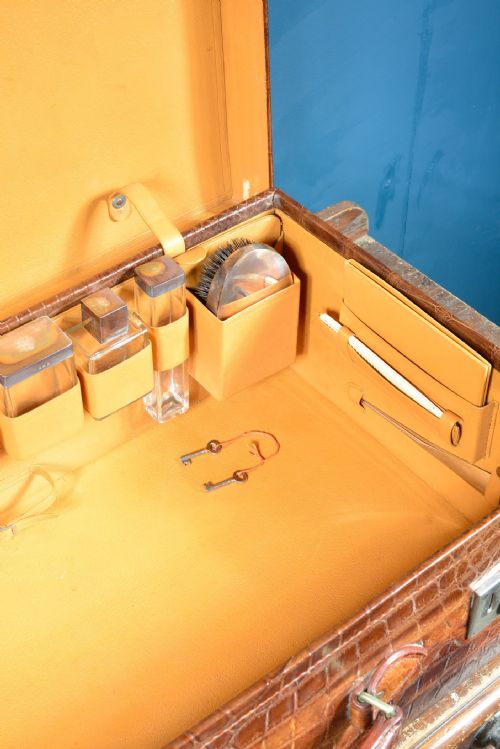 A FINE CROCODILE LEATHER VANITY SUITCASE BY ADIE BROS BIRMINGHAM WITH MONOGRAMMED 'WS' SILVER MOUNTED JARS A HIP FLASK ACCESSORIES 193638 - ADDITIONAL PHOTO 11