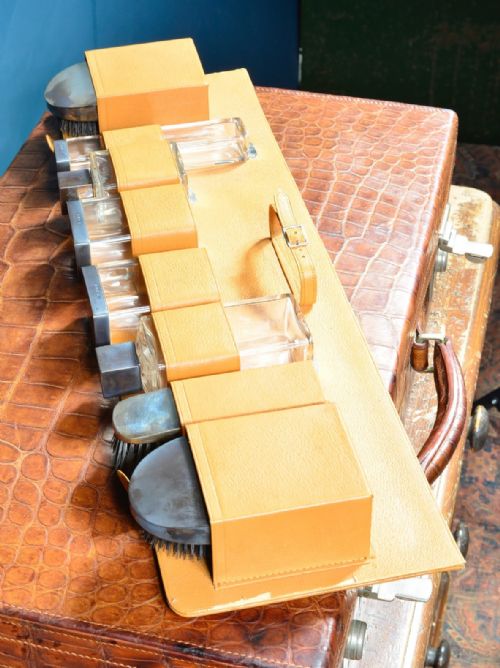 A FINE CROCODILE LEATHER VANITY SUITCASE BY ADIE BROS BIRMINGHAM WITH MONOGRAMMED 'WS' SILVER MOUNTED JARS A HIP FLASK ACCESSORIES 193638 - ADDITIONAL PHOTO 12