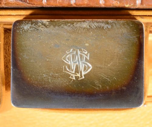 A FINE CROCODILE LEATHER VANITY SUITCASE BY ADIE BROS BIRMINGHAM WITH MONOGRAMMED 'WS' SILVER MOUNTED JARS A HIP FLASK ACCESSORIES 193638 - ADDITIONAL PHOTO 13