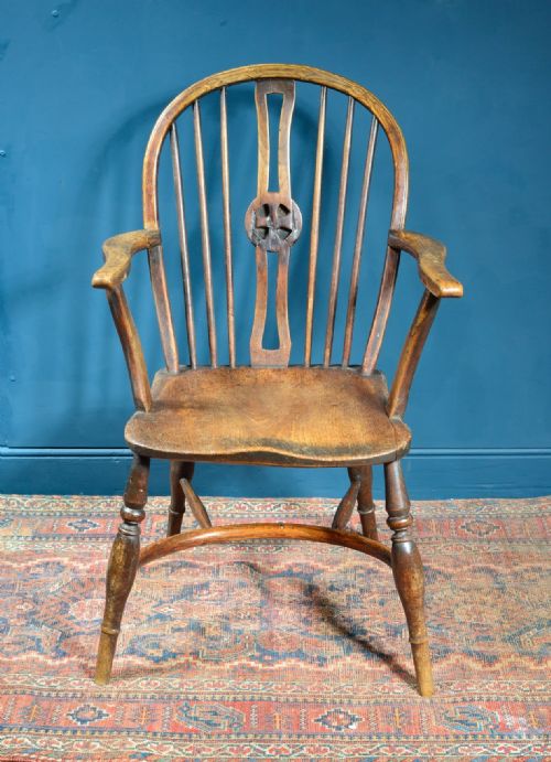 AN UNUSUAL OAK AND ELM WHEEL BACK WINDSOR CHAIR WITH CRINOLINE STRETCHER C1800 - ADDITIONAL PHOTO 1