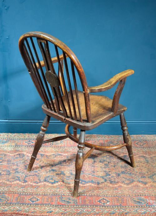 AN UNUSUAL OAK AND ELM WHEEL BACK WINDSOR CHAIR WITH CRINOLINE STRETCHER C1800 - ADDITIONAL PHOTO 2