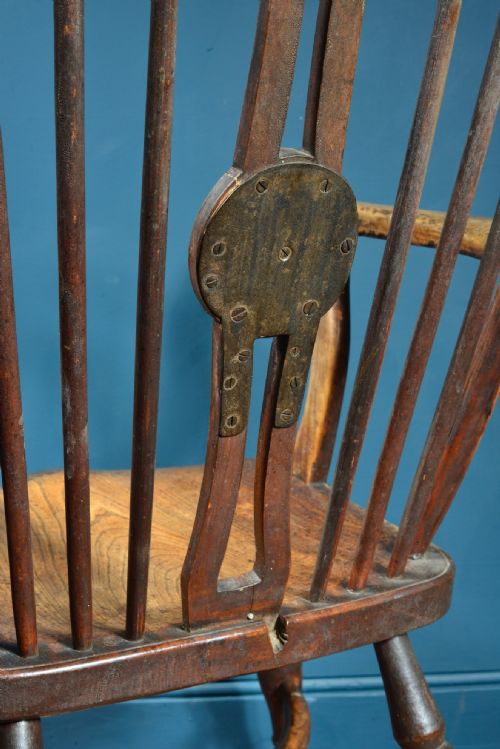 AN UNUSUAL OAK AND ELM WHEEL BACK WINDSOR CHAIR WITH CRINOLINE STRETCHER C1800 - ADDITIONAL PHOTO 3