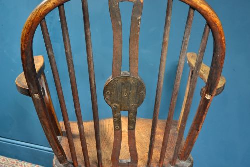 AN UNUSUAL OAK AND ELM WHEEL BACK WINDSOR CHAIR WITH CRINOLINE STRETCHER C1800 - ADDITIONAL PHOTO 4