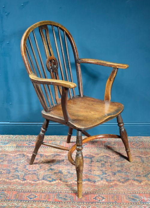 AN UNUSUAL OAK AND ELM WHEEL BACK WINDSOR CHAIR WITH CRINOLINE STRETCHER C1800 - ADDITIONAL PHOTO 5