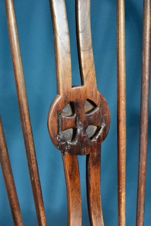 AN UNUSUAL OAK AND ELM WHEEL BACK WINDSOR CHAIR WITH CRINOLINE STRETCHER C1800 - ADDITIONAL PHOTO 7