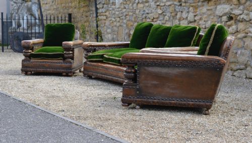 AN EXTREMELY COMFORTABLE CAROLEAN REVIVAL CARVED OAK LEATHER AND GREEN VELVET THREE PIECE SUITE C1910 - ADDITIONAL PHOTO 2
