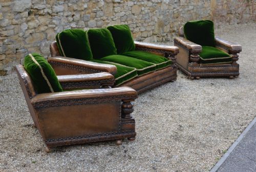 AN EXTREMELY COMFORTABLE CAROLEAN REVIVAL CARVED OAK LEATHER AND GREEN VELVET THREE PIECE SUITE C1910 - ADDITIONAL PHOTO 3