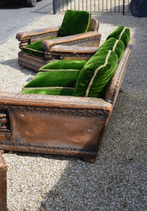 AN EXTREMELY COMFORTABLE CAROLEAN REVIVAL CARVED OAK LEATHER AND GREEN VELVET THREE PIECE SUITE C1910 - ADDITIONAL PHOTO 4