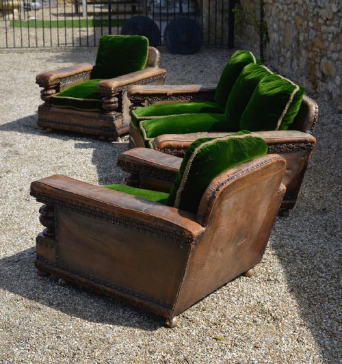 AN EXTREMELY COMFORTABLE CAROLEAN REVIVAL CARVED OAK LEATHER AND GREEN VELVET THREE PIECE SUITE C1910 - ADDITIONAL PHOTO 5