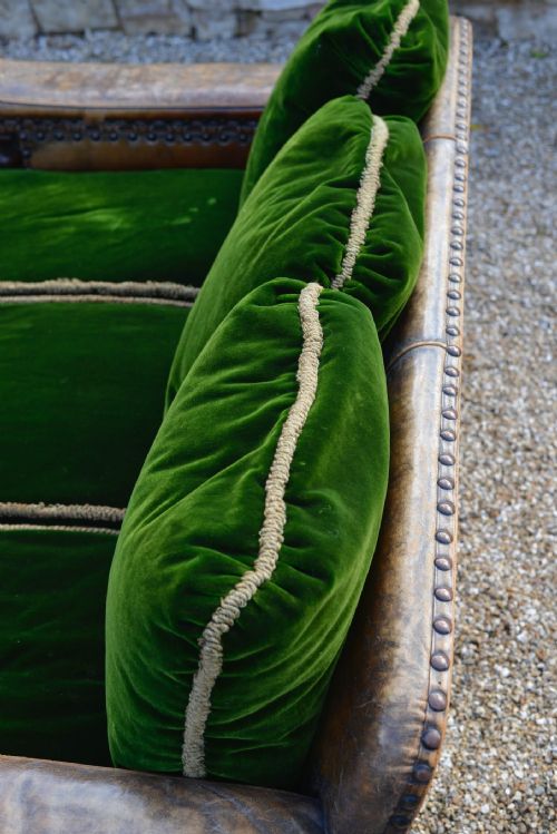 AN EXTREMELY COMFORTABLE CAROLEAN REVIVAL CARVED OAK LEATHER AND GREEN VELVET THREE PIECE SUITE C1910 - ADDITIONAL PHOTO 9