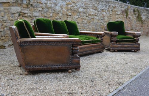 AN EXTREMELY COMFORTABLE CAROLEAN REVIVAL CARVED OAK LEATHER AND GREEN VELVET THREE PIECE SUITE C1910 - ADDITIONAL PHOTO 11
