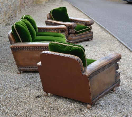 AN EXTREMELY COMFORTABLE CAROLEAN REVIVAL CARVED OAK LEATHER AND GREEN VELVET THREE PIECE SUITE C1910 - ADDITIONAL PHOTO 12