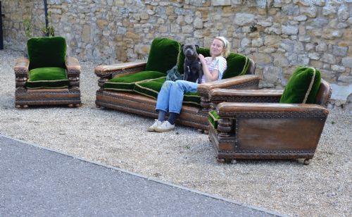 AN EXTREMELY COMFORTABLE CAROLEAN REVIVAL CARVED OAK LEATHER AND GREEN VELVET THREE PIECE SUITE C1910 - ADDITIONAL PHOTO 16