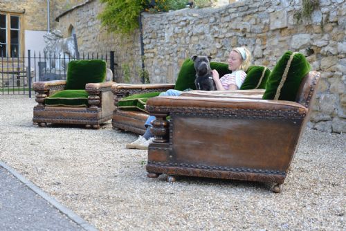 AN EXTREMELY COMFORTABLE CAROLEAN REVIVAL CARVED OAK LEATHER AND GREEN VELVET THREE PIECE SUITE C1910 - ADDITIONAL PHOTO 17