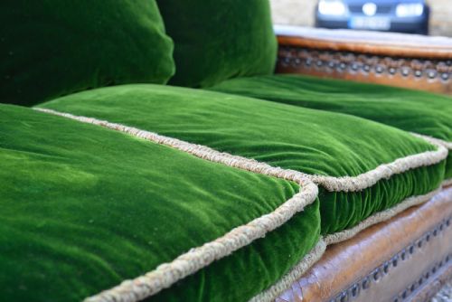 AN EXTREMELY COMFORTABLE CAROLEAN REVIVAL CARVED OAK LEATHER AND GREEN VELVET THREE PIECE SUITE C1910 - ADDITIONAL PHOTO 22