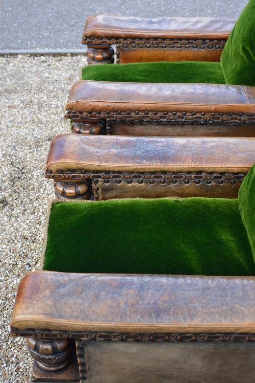 AN EXTREMELY COMFORTABLE CAROLEAN REVIVAL CARVED OAK LEATHER AND GREEN VELVET THREE PIECE SUITE C1910 - ADDITIONAL PHOTO 24