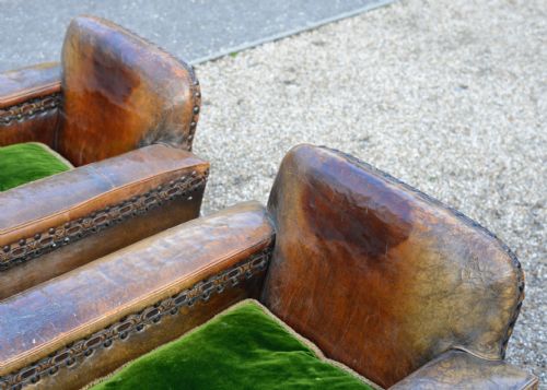AN EXTREMELY COMFORTABLE CAROLEAN REVIVAL CARVED OAK LEATHER AND GREEN VELVET THREE PIECE SUITE C1910 - ADDITIONAL PHOTO 25
