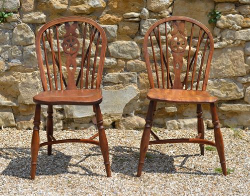 A PAIR OF COUNTRY YEW AND ELM WHEEL BACK CHAIRS WITH CRINOLINE STRETCHERS C 1800 - ADDITIONAL PHOTO 1