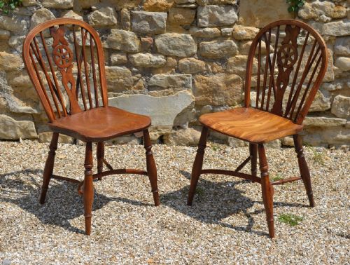 A PAIR OF COUNTRY YEW AND ELM WHEEL BACK CHAIRS WITH CRINOLINE STRETCHERS C 1800 - ADDITIONAL PHOTO 2
