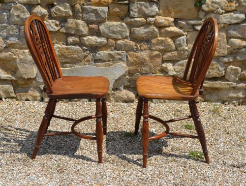 A PAIR OF COUNTRY YEW AND ELM WHEEL BACK CHAIRS WITH CRINOLINE STRETCHERS C 1800 - ADDITIONAL PHOTO 3