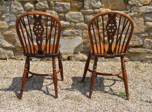 A PAIR OF COUNTRY YEW AND ELM WHEEL BACK CHAIRS WITH CRINOLINE STRETCHERS C 1800 - ADDITIONAL PHOTO 4