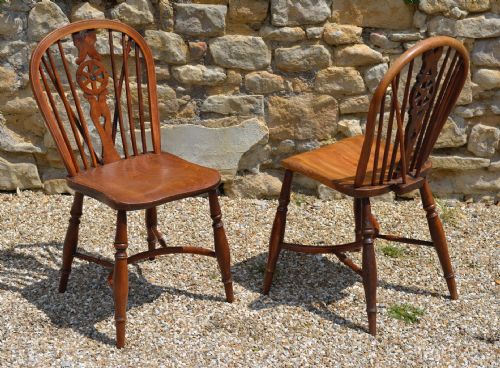 A PAIR OF COUNTRY YEW AND ELM WHEEL BACK CHAIRS WITH CRINOLINE STRETCHERS C 1800 - ADDITIONAL PHOTO 5