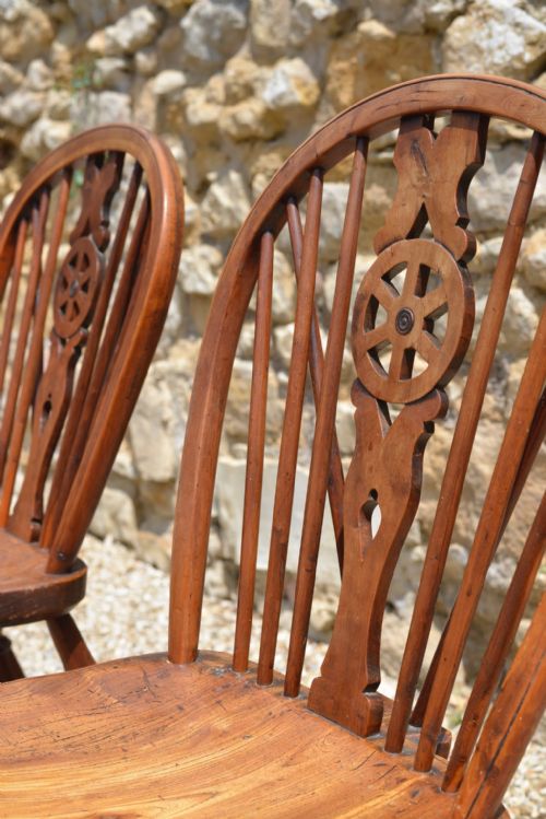 A PAIR OF COUNTRY YEW AND ELM WHEEL BACK CHAIRS WITH CRINOLINE STRETCHERS C 1800 - ADDITIONAL PHOTO 12