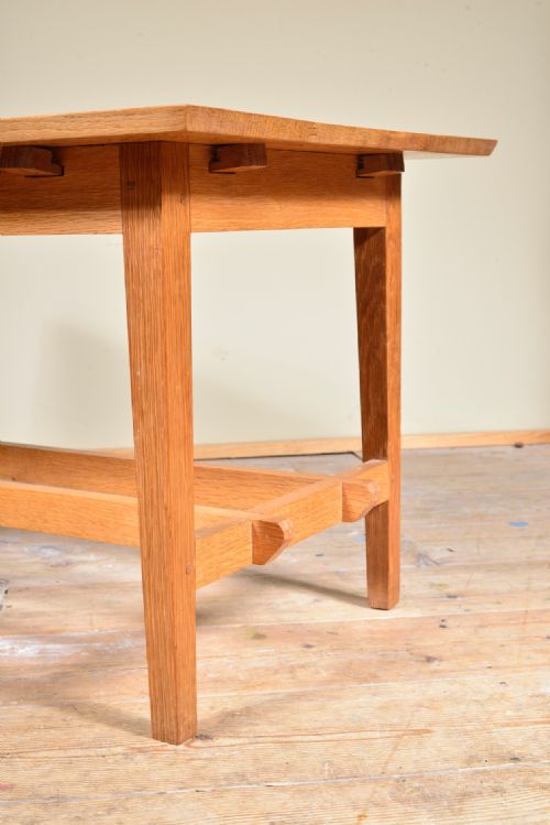 A LIGHT OAK COTSWOLDS SCHOOL COFFEE OCCASIONAL TABLE - ADDITIONAL PHOTO 1