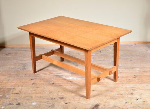 A LIGHT OAK COTSWOLDS SCHOOL COFFEE OCCASIONAL TABLE - ADDITIONAL PHOTO 3
