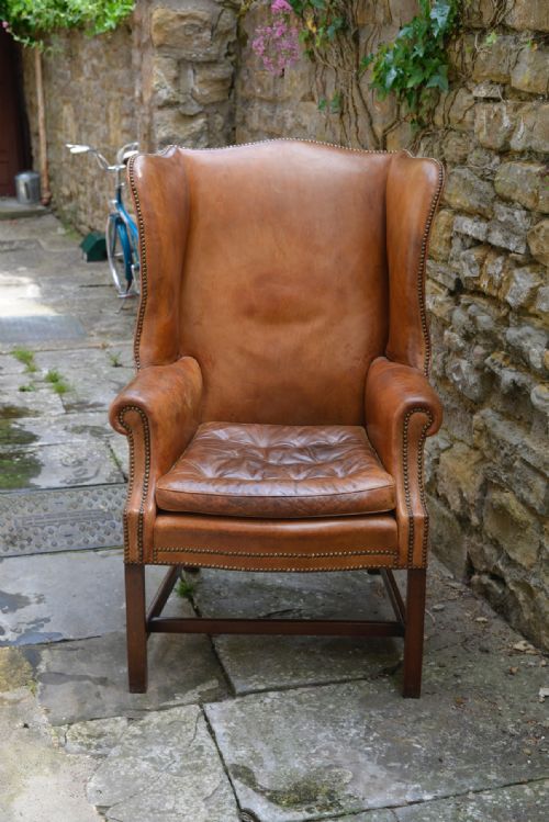 A LARGE GEORGE III STYLE TAN LEATHER WINGBACK ARMCHAIR - ADDITIONAL PHOTO 4