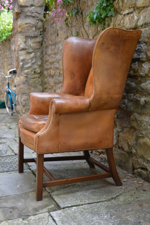 A LARGE GEORGE III STYLE TAN LEATHER WINGBACK ARMCHAIR - ADDITIONAL PHOTO 5
