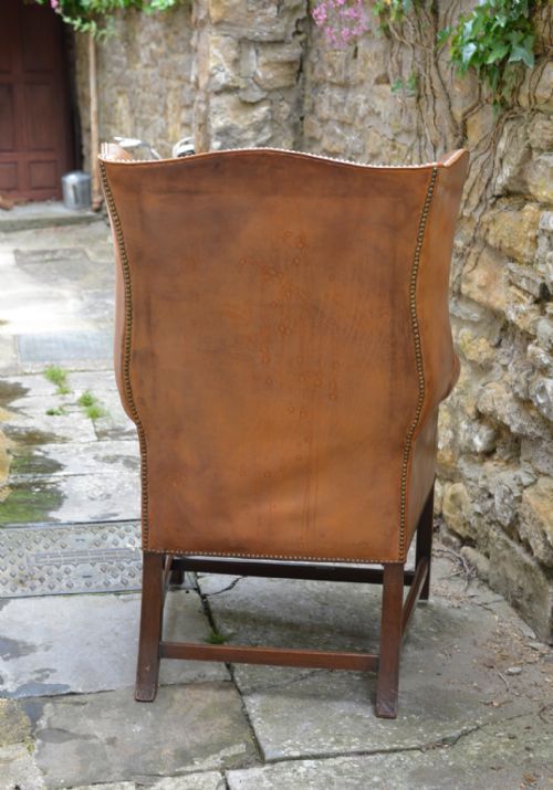 A LARGE GEORGE III STYLE TAN LEATHER WINGBACK ARMCHAIR - ADDITIONAL PHOTO 8