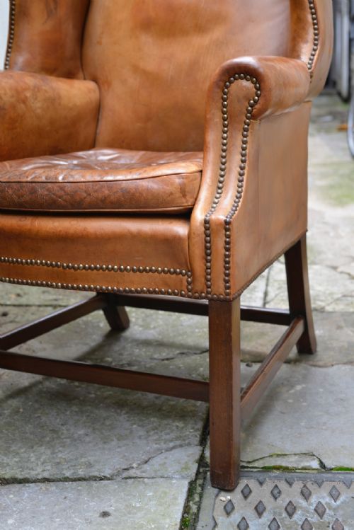 A LARGE GEORGE III STYLE TAN LEATHER WINGBACK ARMCHAIR - ADDITIONAL PHOTO 9