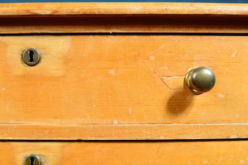 A SMALL VICTORIAN PINE CHEST OF DRAWERS C1860 - ADDITIONAL PHOTO 3