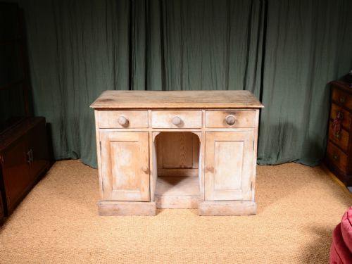 AN EARLY VICTORIAN BLEACHED PINE KNEEHOLE DESK C1850 - ADDITIONAL PHOTO 1
