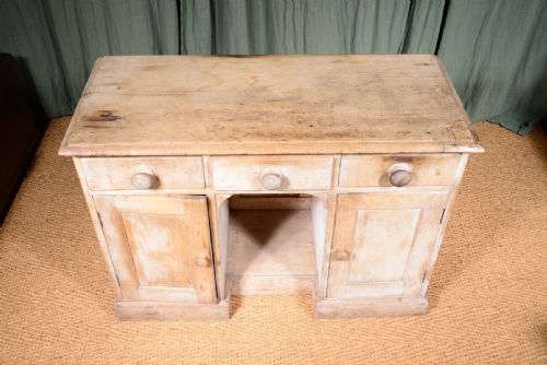 AN EARLY VICTORIAN BLEACHED PINE KNEEHOLE DESK C1850 - ADDITIONAL PHOTO 5