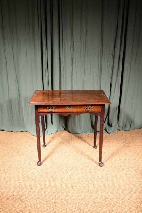A GEORGIAN CROSSBANDED OAK SIDE TABLE C1750 - ADDITIONAL PHOTO 1