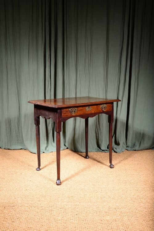 A GEORGIAN CROSSBANDED OAK SIDE TABLE C1750 - ADDITIONAL PHOTO 3