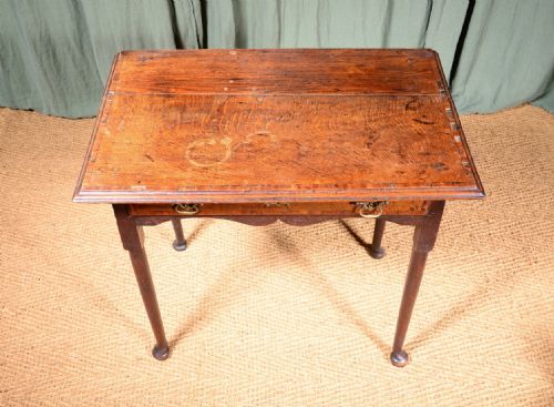A GEORGIAN CROSSBANDED OAK SIDE TABLE C1750 - ADDITIONAL PHOTO 4