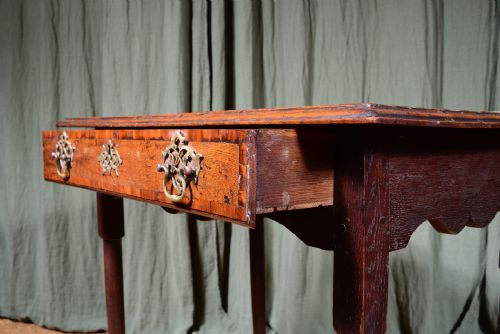 A GEORGIAN CROSSBANDED OAK SIDE TABLE C1750 - ADDITIONAL PHOTO 5