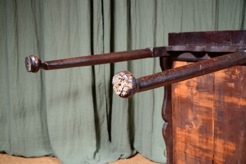 A GEORGIAN CROSSBANDED OAK SIDE TABLE C1750 - ADDITIONAL PHOTO 9