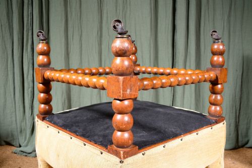 A GOLDEN OAK CORNER CHAIR ON BOBBIN TURNED LEGS C1890 - ADDITIONAL PHOTO 3