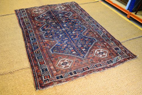 AN ANTIQUE CAUCASIAN RUG C1900 - ADDITIONAL PHOTO 1