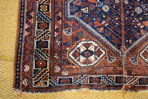 AN ANTIQUE CAUCASIAN RUG C1900 - ADDITIONAL PHOTO 4