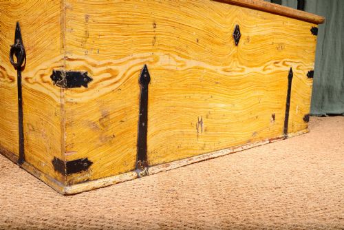 A LARGE VICTORIAN PAINTED PINE BLANKET CHEST C1850 - ADDITIONAL PHOTO 3