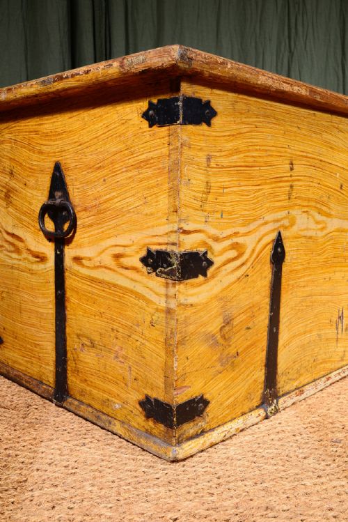 A LARGE VICTORIAN PAINTED PINE BLANKET CHEST C1850 - ADDITIONAL PHOTO 4