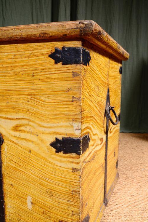 A LARGE VICTORIAN PAINTED PINE BLANKET CHEST C1850 - ADDITIONAL PHOTO 5