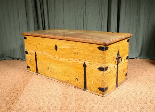 A LARGE VICTORIAN PAINTED PINE BLANKET CHEST C1850 - ADDITIONAL PHOTO 6