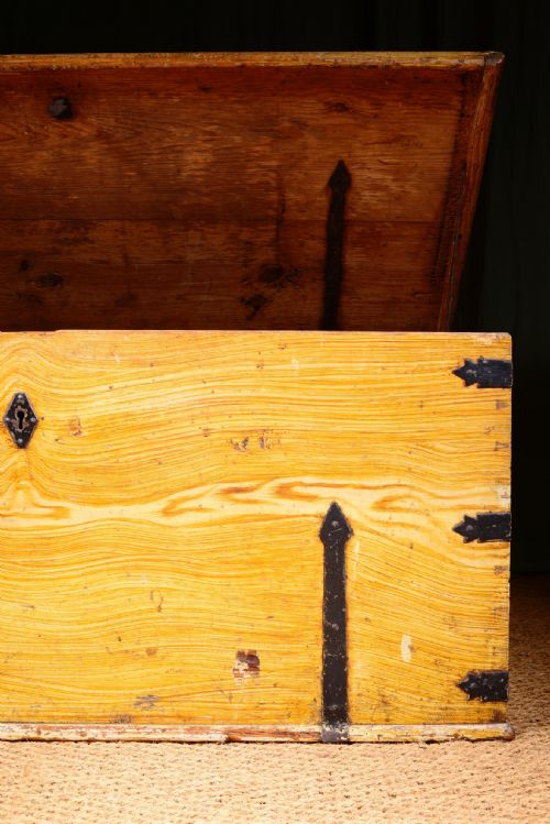 A LARGE VICTORIAN PAINTED PINE BLANKET CHEST C1850 - ADDITIONAL PHOTO 14